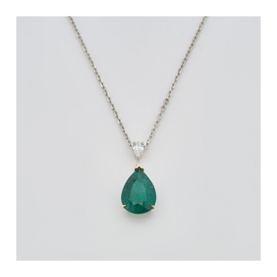 Gargantilla en oro blanco con diamante y esmeralda talla perilla.