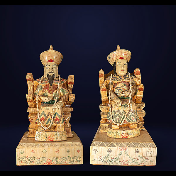 Pareja de emperadores realizados en hueso de camello, China, siglo XVIII.