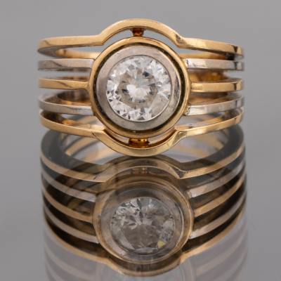 Anillo en oro amarillo y oro blanco de 18kt con brillante central en chatón de 1,25Qt. (Aprox)