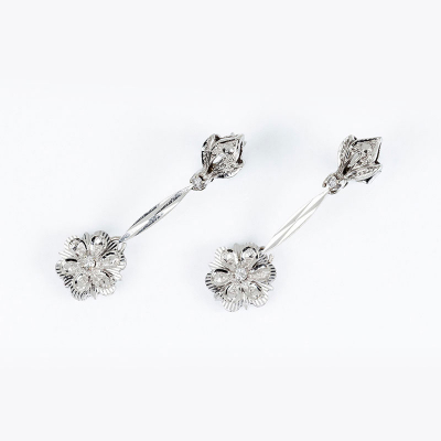 Bonitos pendientes largos vintage, en oro blanco 18 K, con hojita en decoración grabada y flor colgante 