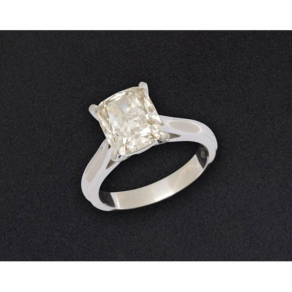 Anillo de oro blanco de 18 K. con diamante talla cushion de 3,50 cts.