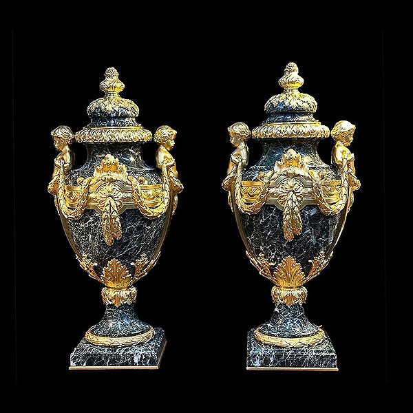 Importante Pareja de Jarrones de m&aacute;rmol y bronce dorado (fundici&oacute;n Barbedienne), Siglo XIX