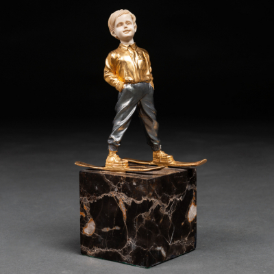 &quot;Niño Esquiador&quot; Figura crisolefantina realizada en bronce y marfil. Siglo XX