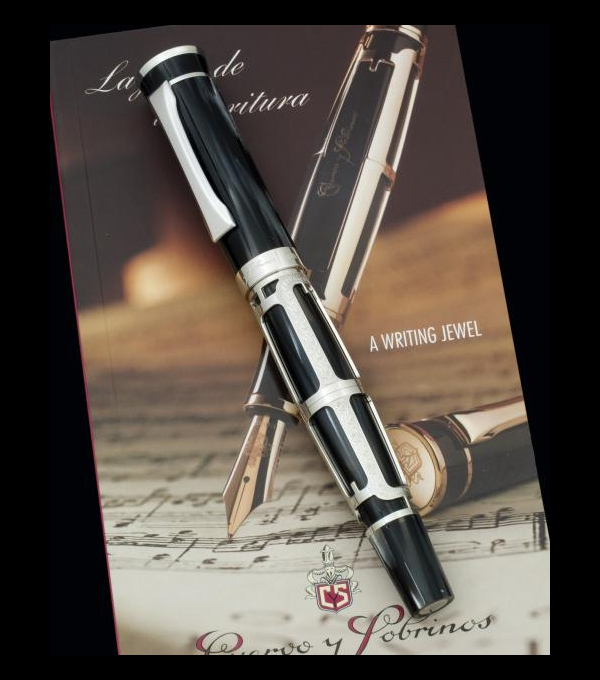 Bolígrafo marca CUERVO Y SOBRINOS, realizado en resina blanca y negra amarmolada. Edición limitada de 700 unidades.
