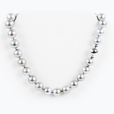 Collar de 29 grandes y bellas perlas grises de Tahit&iacute;, calidad gema 