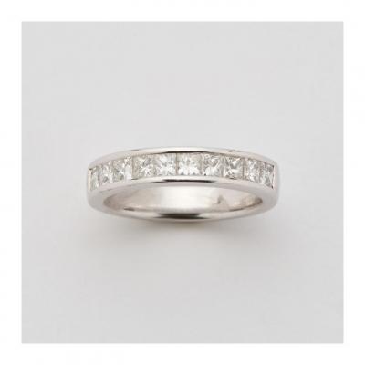 Sortija media alianza en oro blanco con diamantes talla princesa engastados en carril.