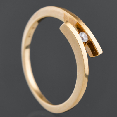 Anillo solitario montado en oro amarillo de 18kt con diamante talla brillante de 0,05 qt.