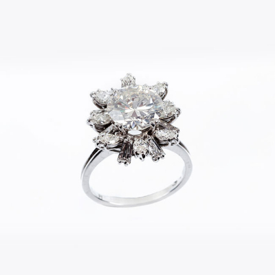 Bella sortija vintage en platino con un limpio y blanco diamante natural central, talla brillante 