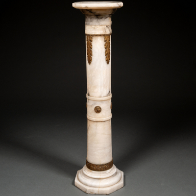 Columna en m&aacute;rmol blanco estilo Restauraci&oacute;n del siglo XIX.