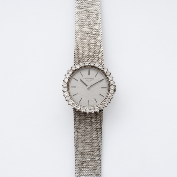 LONGINES. Reloj de pulsera para señora en oro blanco y bisel de diamantes talla brillante. 