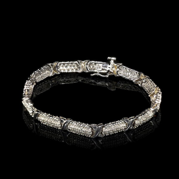 Pulsera realizada en oro blanco de 9 kt, compuesta por eslabones rectangulares y articulados decorados con diamantes en pavé.