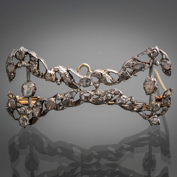 Alfiler o colgante realizado en plata con diamantes talla brillante antigua.