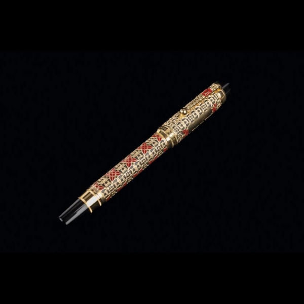 Estilogr&aacute;fica marca MONTBLANC, modelo Sem&iacute;ramis, perteneciente a la serie "Patrones de las Artes". A&ntilde;o 1996. Realizada en plata vermeil, esmalte rojo y plum&iacute;n de oro.