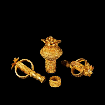 Excepcional lote de mango de puntero de Torá en oro fino de 22k y pareja de remates de Rollo de Torá Judaica, trabajo Medieval Reyes Católicos siglo XV.