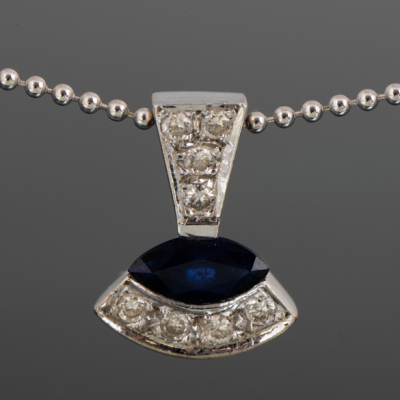 Gargantilla en oro blanco de 18kt en forma de bolas con colgante de brillantes y zafiro talla marquise.